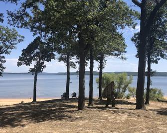 Private lakefront getaway with a sandy beach below the back deck! - Checotah - Beach