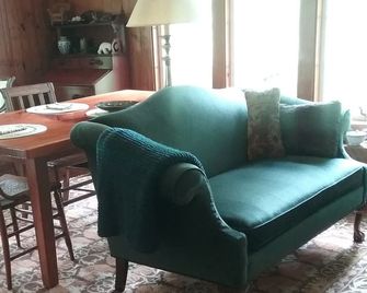 1940's Farmhouse. Saugatuck-Douglas /Fennville, Hutchins Lake, Fennville MI - Fennville - Sala de estar