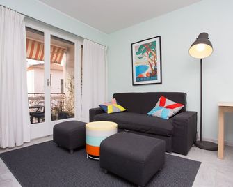 Nice 2P renovated, small terrace, air conditioning, 300m beach - Antibes - Living room