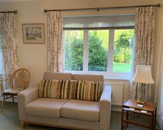 Quiet Garden Apartment In Leafy Surrey On The Edge Of Windsor Great Park - Chertsey - Living room