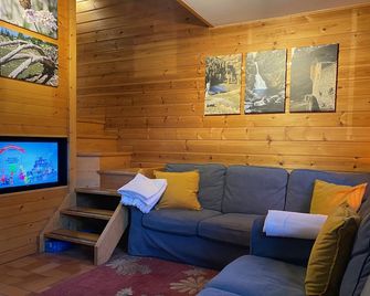 Cosy Detached Alpine Chalet With Log Fire, Balcony And Mountain Views - Sleeps 8 - Allos - Salon