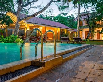 Serenmo - Hikkaduwa - Piscina