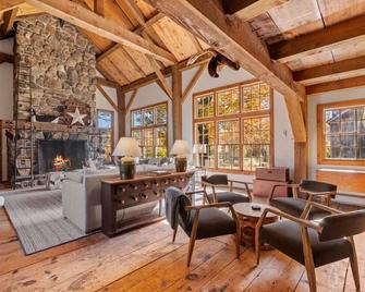 Modern Lux Cabin w/ Mtn Views | Fire Pit - Stratton - Phòng khách