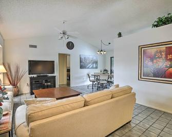 1 Mi to Golf Courses Family Sun City West Home - Sun City West - Sala de estar