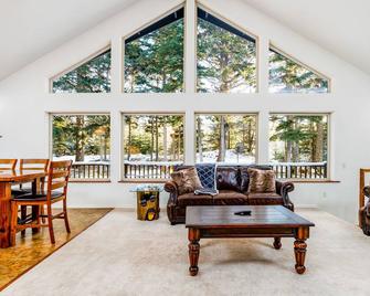 Ultimate vacation retreat w/ fireplace, gas grill, large yard, & firepit - Girdwood - Wohnzimmer