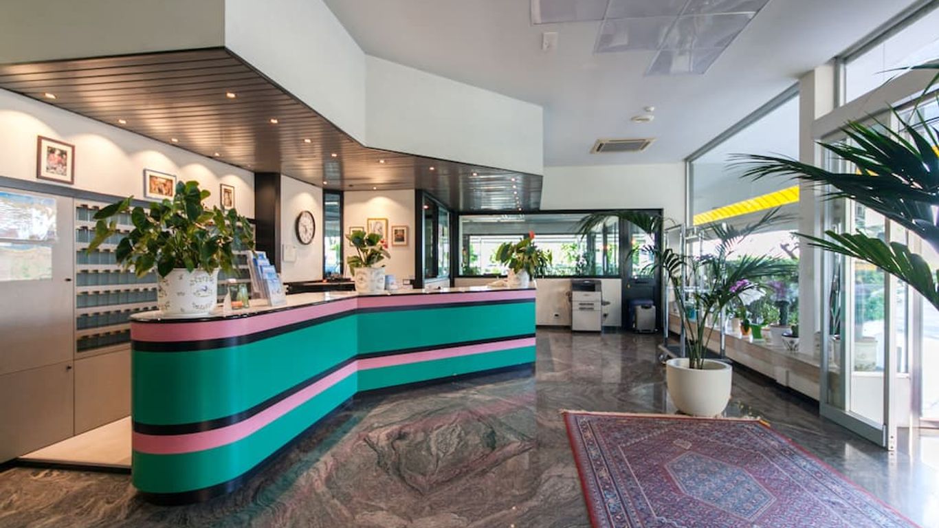 科莫倫特酒店 - 卡托利卡