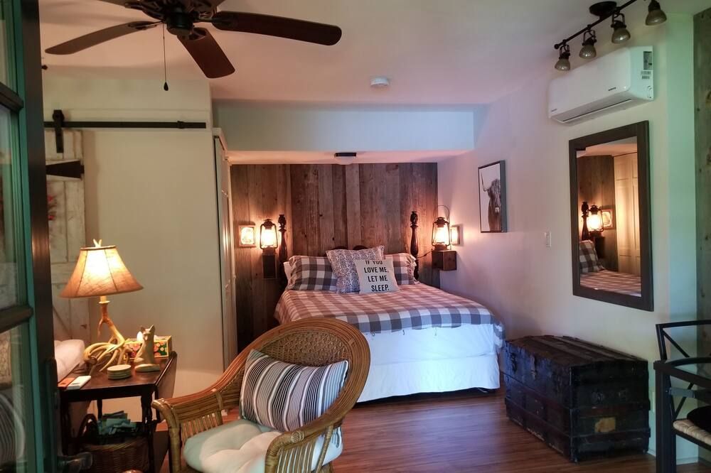 Welcome To The Country - Lake Front Property - The Fox Den Studio - Red Hook - Bedroom
