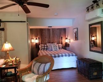 Welcome To The Country - Lake Front Property - The Fox Den Studio - Red Hook - Habitación