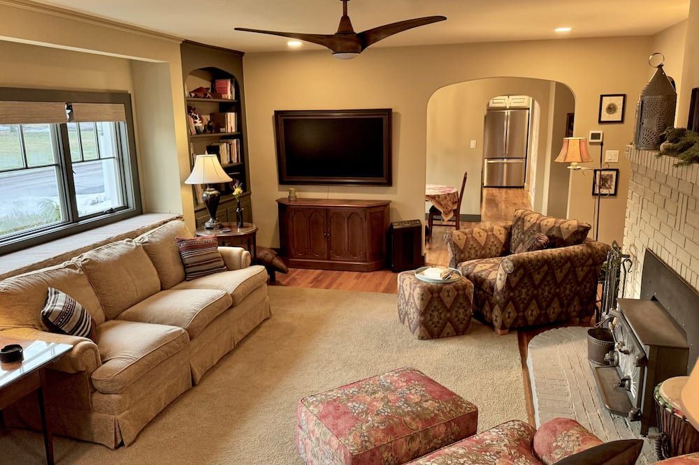 The Rhody House: A Clean & Stylish 3-BR, 3-Bath Ranch w/Garage