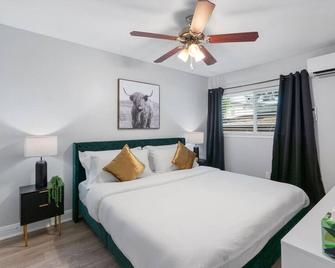Mins 2 Dwntown - Private Retreat - King Bed - Austin
