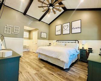 Kentucky Lake Family Cabin! Pet Friendly - Springville - Bedroom