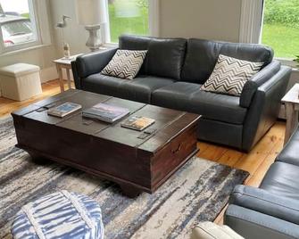 Ground floor 2 bed condo 1 block to Willard beach! - South Portland - Living room