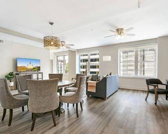 Modern & Fully Furnished Apartments in the Heart of the City - New Orleans - Dining room