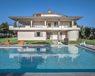 Grand Villa In Tavullia - Tavullia - Zwembad