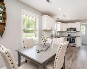 Chic & Cozy Home w/ Game Room & Firepit! - Kingston Springs - Comedor