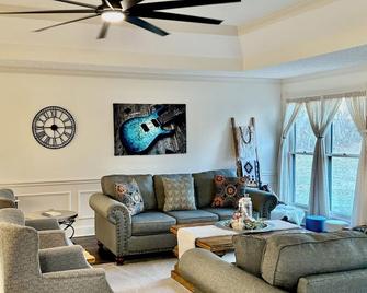 Hendersonville, Tn, The Peaceful Retreat,ping Pong & Pool Tables - Hendersonville - Living room