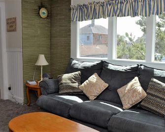 Downtown Just Steps to Beach Near the Turnaround Upper Floor - Seaside - Living room