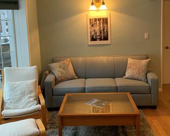 Great Slave Lakeside Bed & Breakfast - Yellowknife - Living room