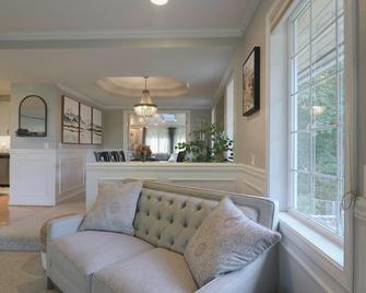 Classy, Spacious Home, Family Friendly, 3 bed 2 bath W/ Hot Tub! - Port Angeles - Sala de estar
