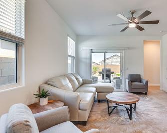 Maricopa Home with Putting Green and Covered Patio! - Maricopa - Sala de estar