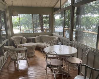 Cottage on Moon River w/ Fantastic Deck! (pet friendly) - Mactier - Restaurante