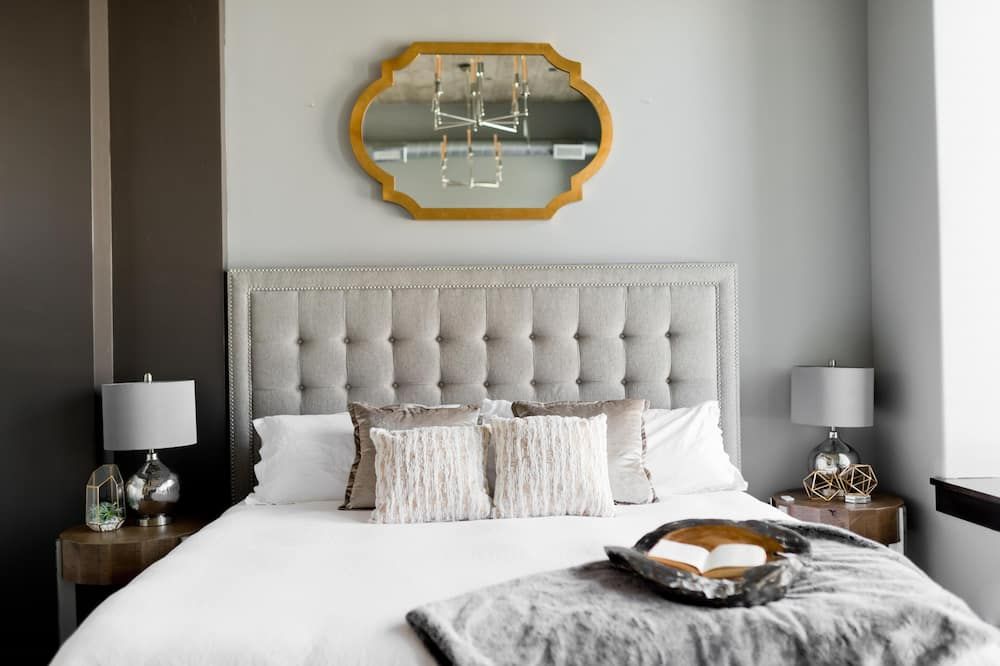 North Flat Luxury Suite - 450 Sq Ft Overlooking Center Street - Logan - Habitación