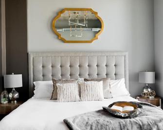 North Flat Luxury Suite - 450 Sq Ft Overlooking Center Street - Logan - Bedroom