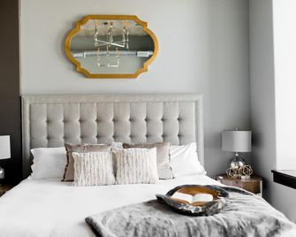 North Flat Luxury Suite - 450 Sq Ft Overlooking Center Street - Logan - Habitación