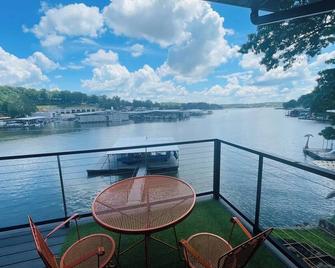 Remodeled Lakefront 3 Br 1 Ba House with onsite Boat Rental option! Located on the 3 mile N Shore - Eldon - Balcón
