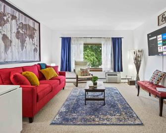 King Bed - Near Froedtert - Fast Wifi - Milwaukee - Living room