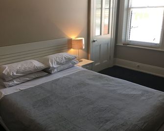 Sporties Hotel - לאונססטון - חדר שינה