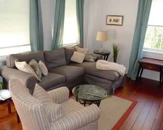 Renovated Historic Loft in the Heart of Downtown - Beaufort - Living room