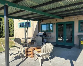 Spacious 5-bedroom house in charming Lynden with theater room and Wi-Fi - Lynden - Patio