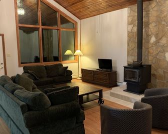Meridian Vacation Rental and camping @ Gull Lake - Rimbey - Salon