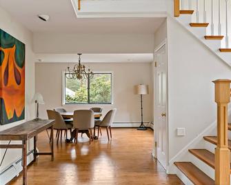 beautiful contemporary house , only one hour from Manhattan - 龐德嶺 - 餐廳