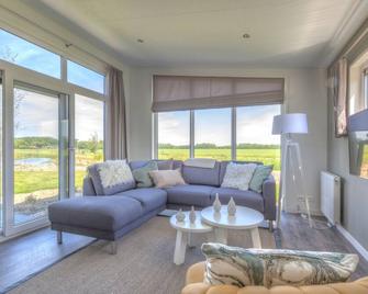 Comfortable Chalet With Combi Microwave, Near Rockanje - Hellevoetsluis - Living room