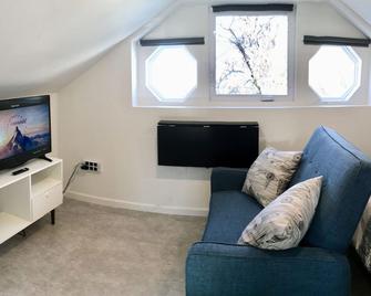 Urban Garden Oasis: Guest House Studio with Private Garage - Kansas City - Stue