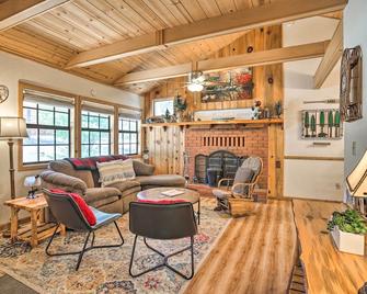 Big Bear Cabin with Deck and Hot Tub Near Resorts! - Big Bear - Living room