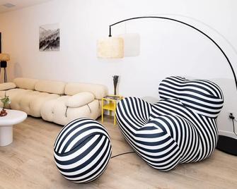Near Ont Modern Designer Stay Bright Chic Spacious - Ontario - Living room
