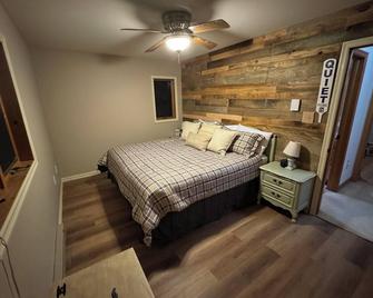 Eagle Rock Resort 1 Block From The Lake Only Eagle Rock Members May Rent - Hazleton - Bedroom