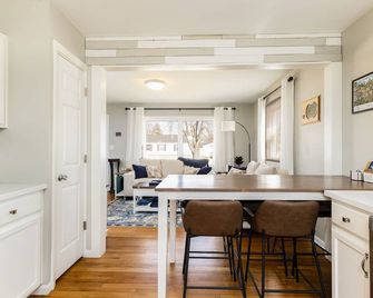 Rockne's Rally - Updated 3br 2ba Home 1 Mile From Nd - South Bend - Dining room