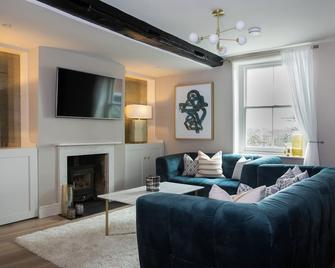 Stunning 2 Bedroom Detached Home in Arundel with Private Courtyard - Arundel - Living room
