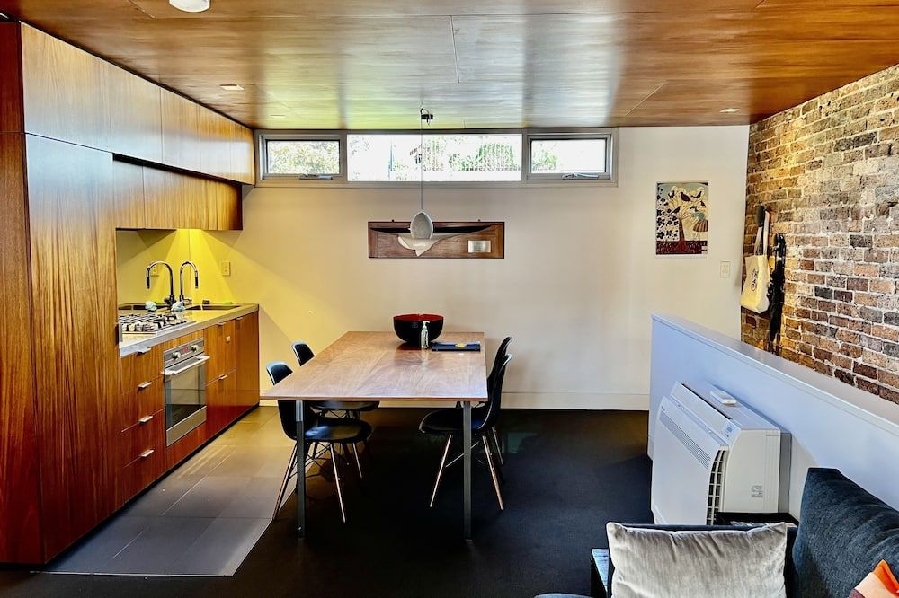 The Old Dairy loft, inner city accommodation - סידני - מסעדה