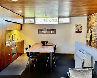 The Old Dairy loft, inner city accommodation - Sídney - Restaurante