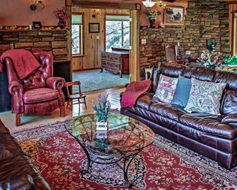 Family-Friendly Getaway with Hot Tub and Games Room in Ripton, Vermont - Ripton - Sala de estar