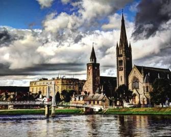 Lovely 1 bed flat with parking - Inverness - Building