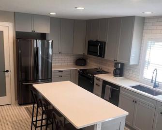 Cabin on Lake George - Fairmont - Kitchen