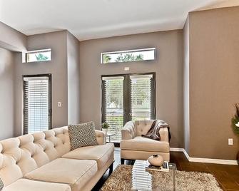 Affordable Modern Luxury - 2 Bd / 2 Baths In Ybor City - Downtown Tampa - Tampa - Living room