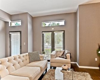 Affordable Modern Luxury - 2 Bd / 2 Baths In Ybor City - Downtown Tampa - تامبا - غرفة معيشة