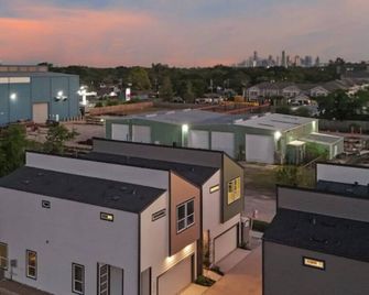 Centrally located cozy getaway - Houston - Outdoors view